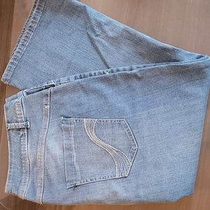 LANE BRYANT Genius fit women's capri, sz 22